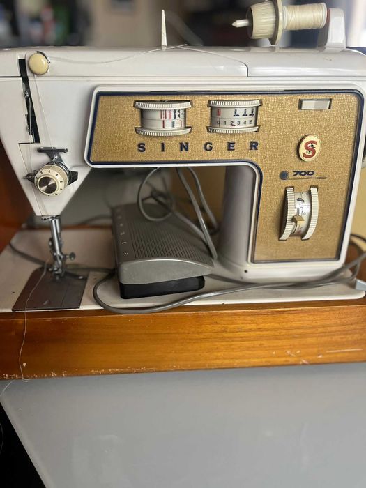 Maquina de Costura Singer antiga 700/720