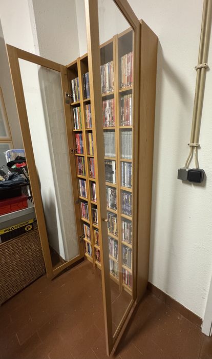 Móvel/estante vitrine para CDs/DVDs com portas de vidro