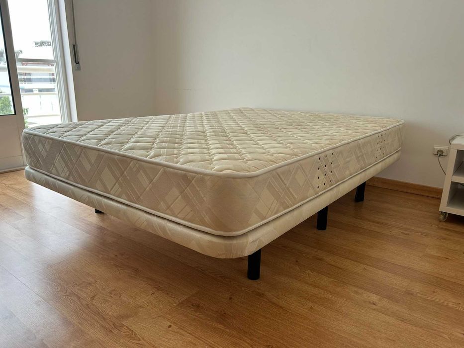 Cama de casal 138x188 + colchão Colmol