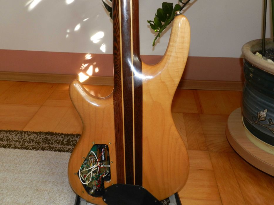 Gitara basowa aktywna Cort Artisan z futerałem