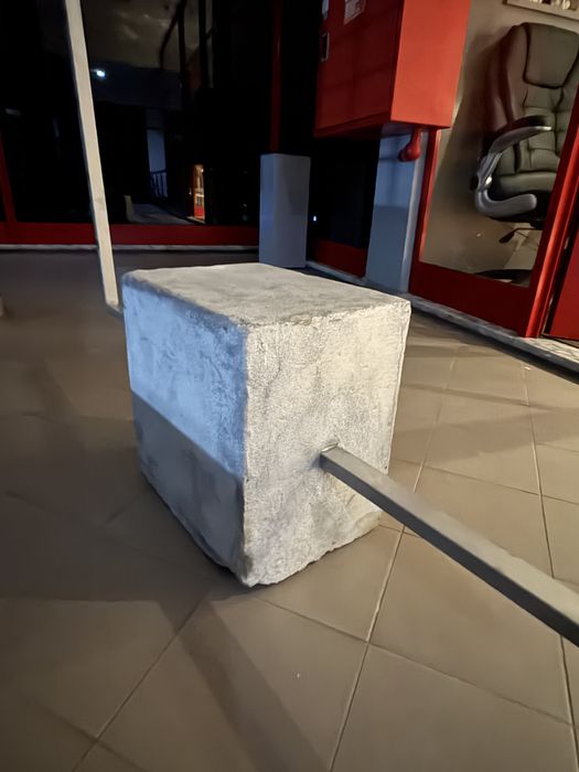 Expositor de Roupa Industrial com Base de Betão – Peça Única