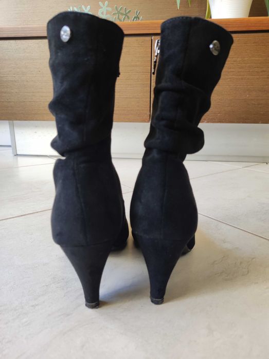 Botins em camurça pretos Xti