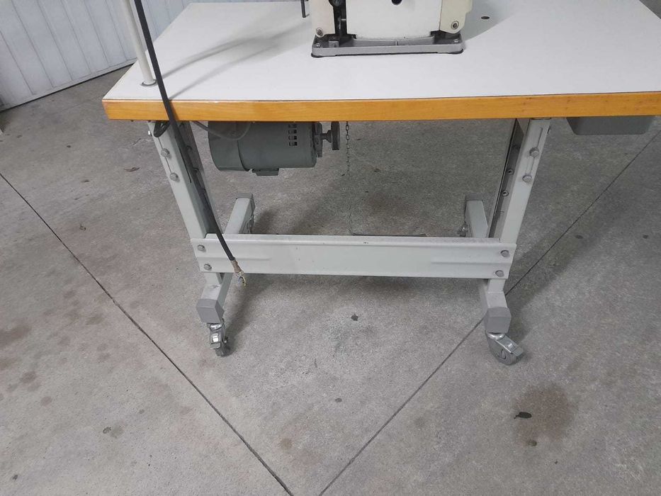 Máquina de pregar botões sewmaq 2e4furos e em cruz.