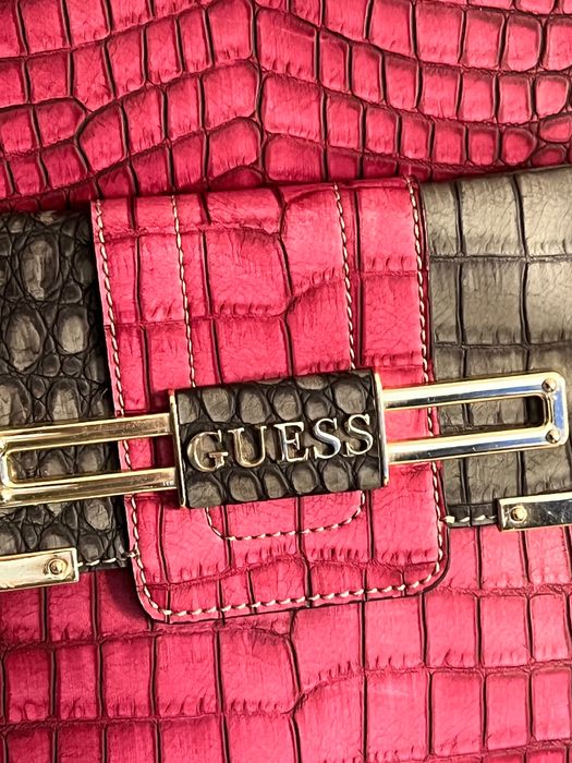 Mala GUESS pele tipo crocodilo