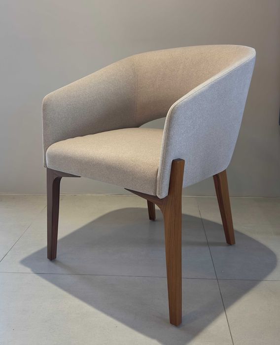 Krzesło fotel Tonon Libra tkanina beż nogi orzech RABAT - 50%