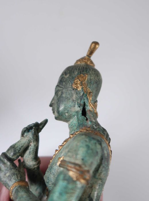 Buda sentado com flauta em bronze