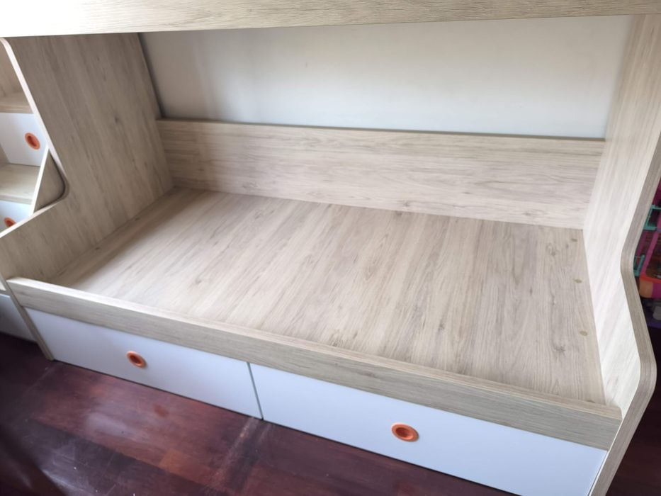Beliche infantil com espaço de arrumação e escadas seguras