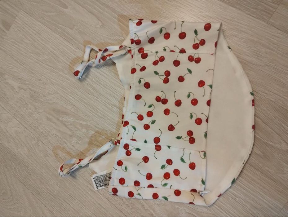 Топ bershka xs , білий з вишеньками