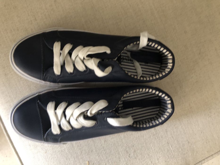 Tenis azuis escuros