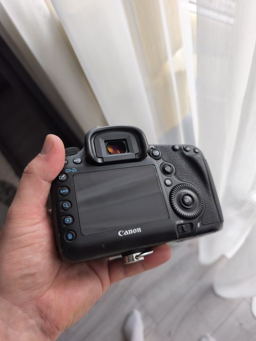 Продам фотоапарат Canon EOS 5D Mark III