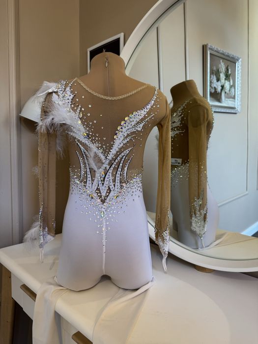 Продам комбинезон длч хкдожественной гимнастики на рост 125-135см