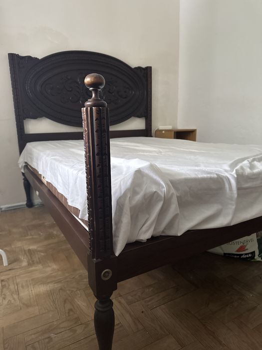 Cama de casal antiga de madeira