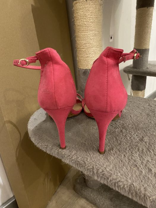 Piękne różowe szpilki Stradivarius