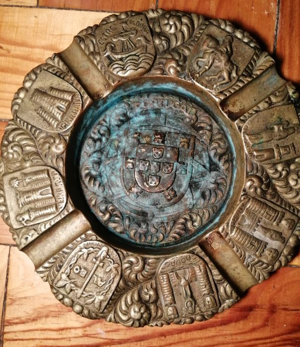 Vendo Cinzeiro em ferro com relevo