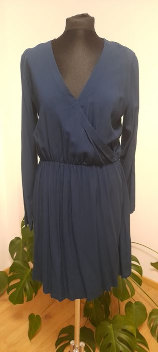 Granatowa sukienka na zakładkę