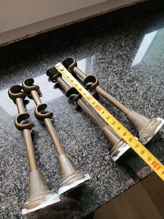 Karnisz podwójny z żabkami.