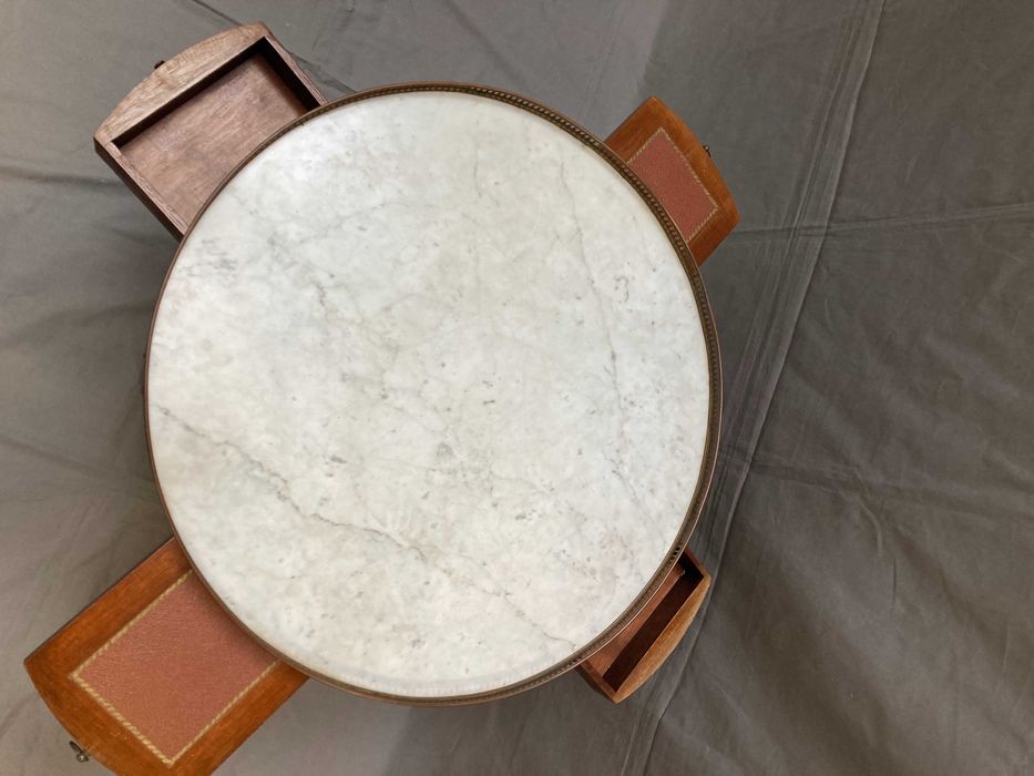 okrągły stolik kawowy z marmurowym blatem