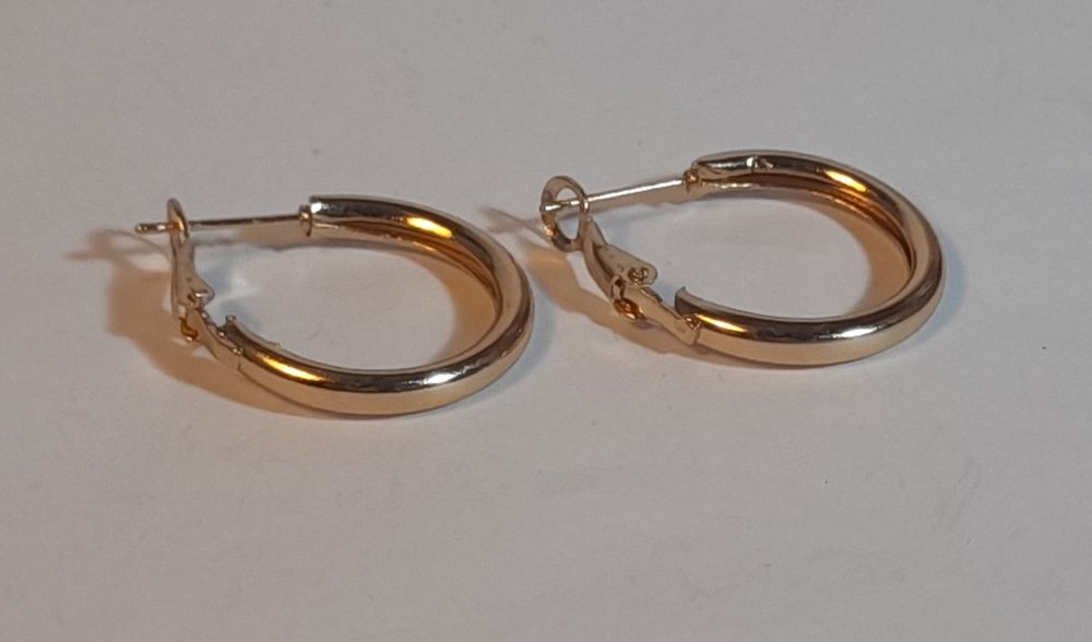 Argolas em dourado .