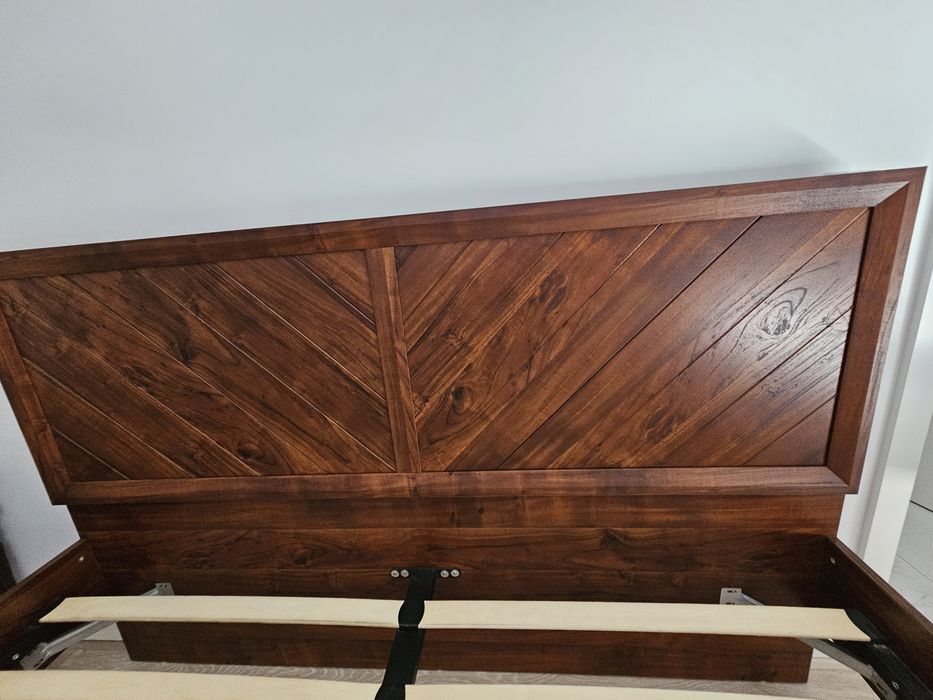 Uma cama de casal em Madeira Maciça