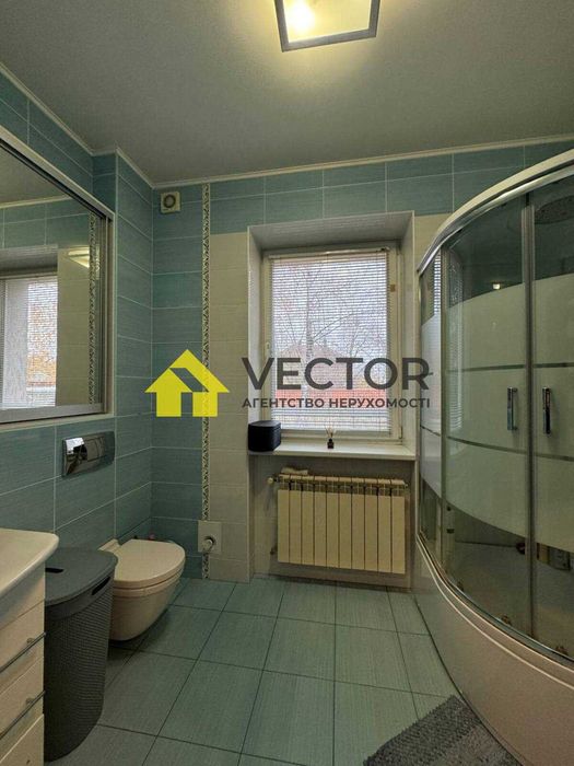 Двоповерховий будинок у місті з гаражем та підвалом!