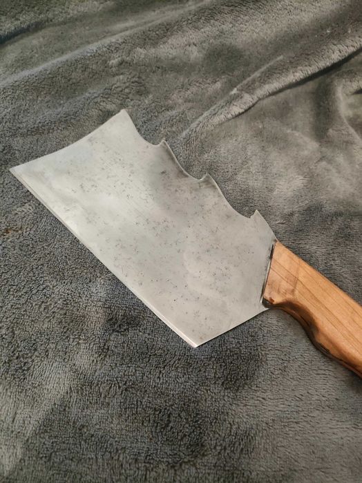 Ręcznie robiony nóż z drewnianą rączką