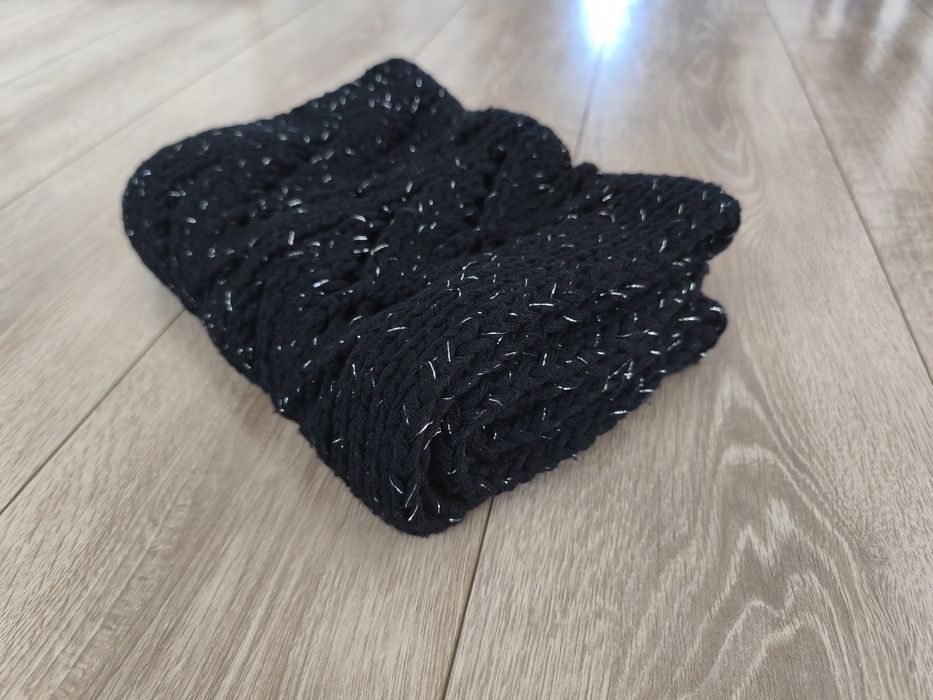 Czarny szalik ze srebrną nitką