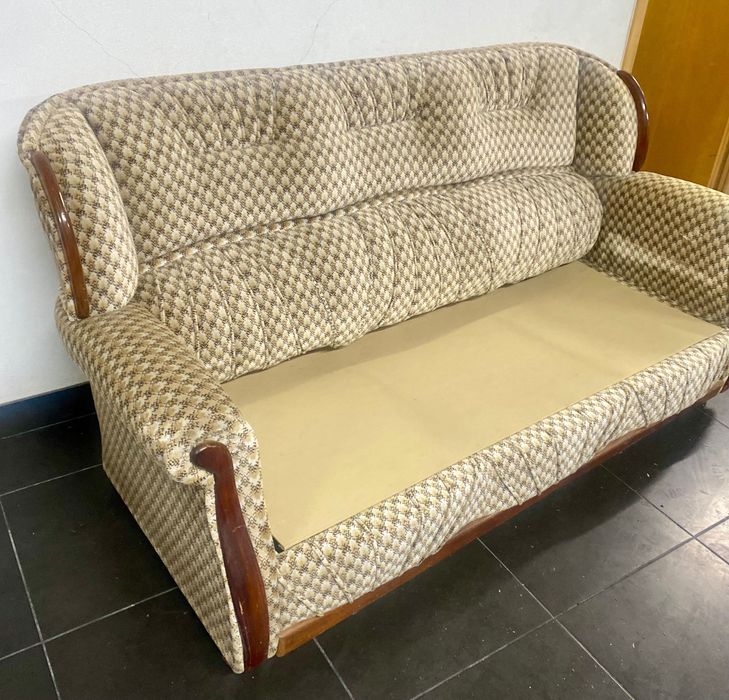 Sofá clássico com estrutura de cama. Pouco usado. Aspeto novo.