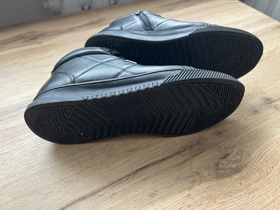 Продаж зимових черевиків.