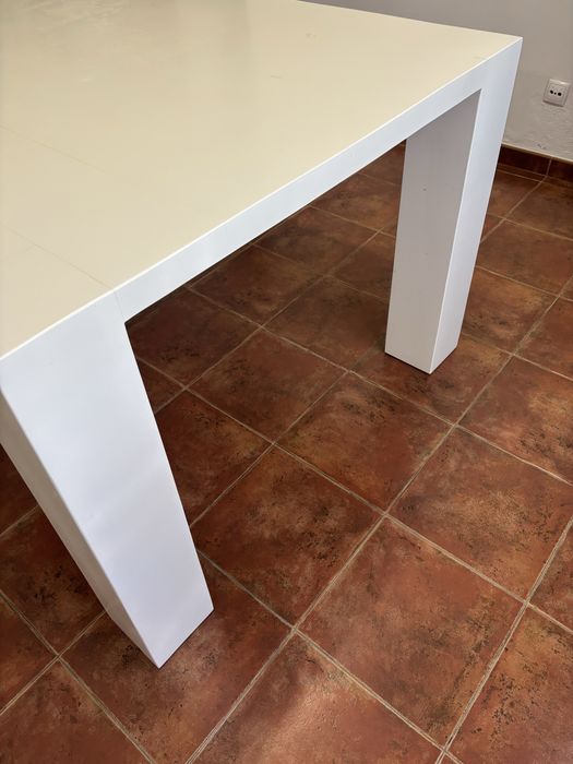 Mesa branca de sala de jantar