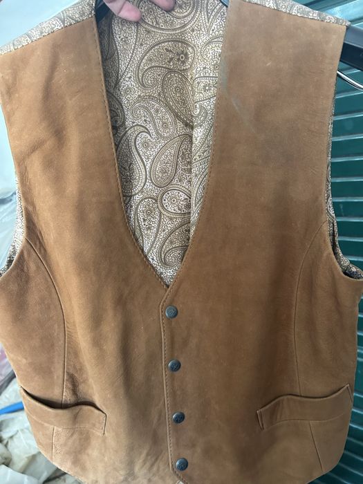 Lote de vestuário em pele