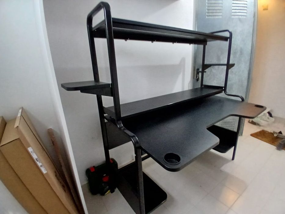 Secretária Faming FREDDE do IKEA.