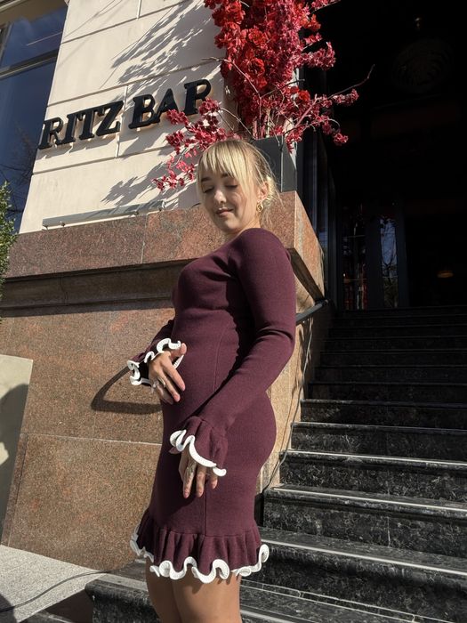 Сукня з акцентними рюшами