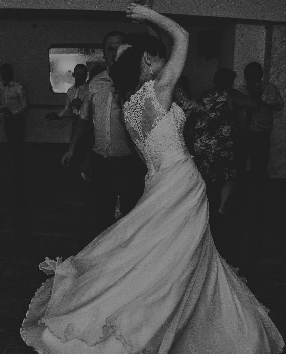 Suknia ślubna muślinowa z gipurką