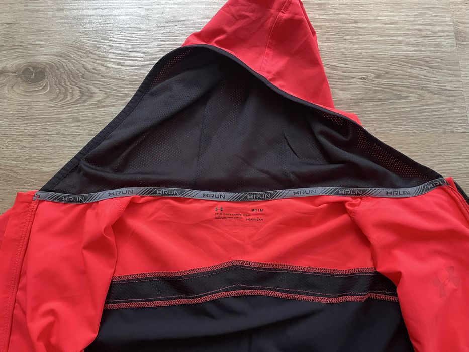 Спортивна вітровка Under Armour essential розмір М