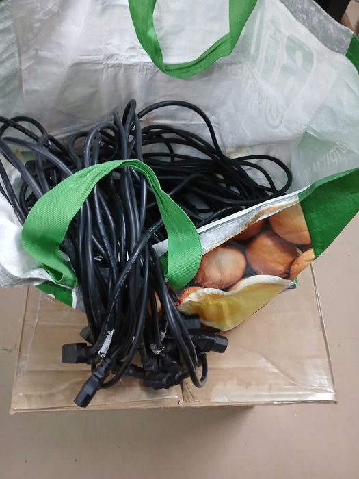 Cabos de alimentação para PC (1,5m aproximadamente).