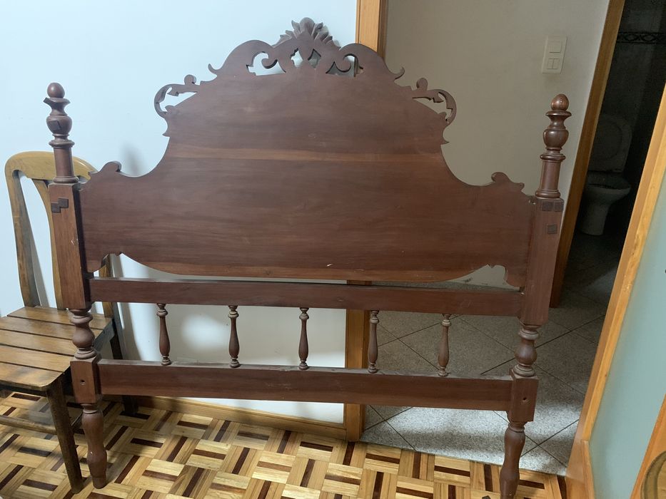 Cama antiga em Mogno