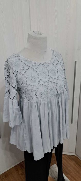 Piękna  szara , popielata, włoska bluzka z bawełnianej koronki