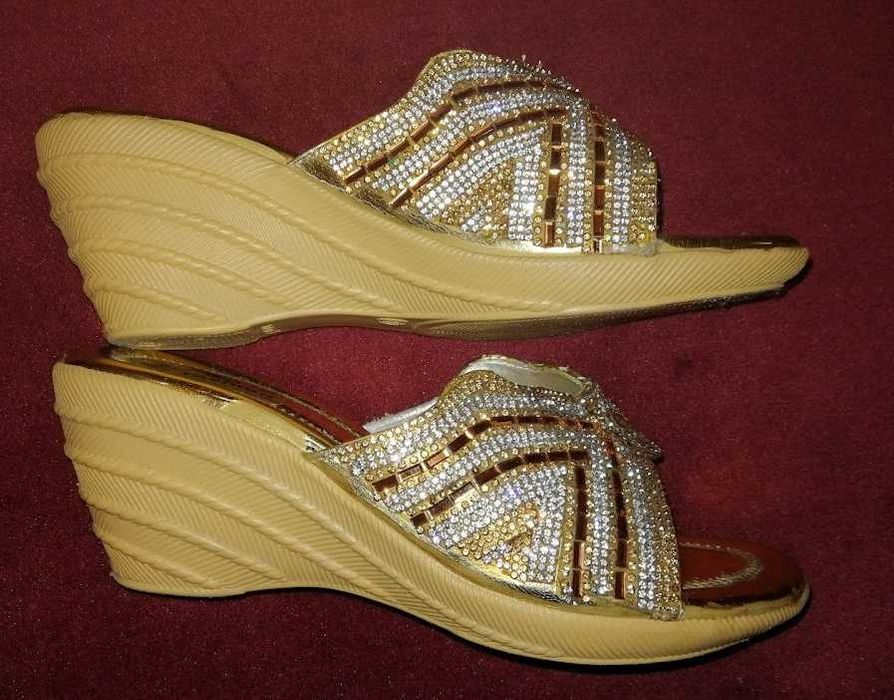 Złote klapki damskie na koturnie rozm.37