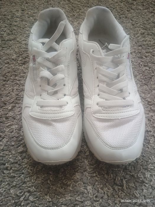 Кроссовки р. (36)