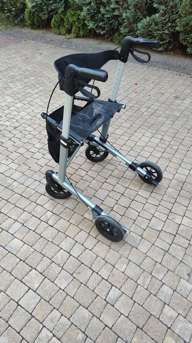 Chodzik, balkonik, rollator.