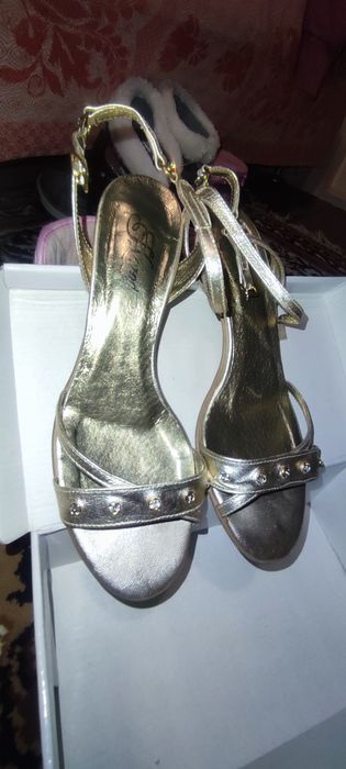 Золоті босоніжки шкіряні