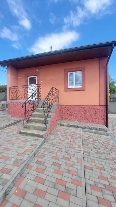 Продається гарний доглянутий будинок в с.Конюшки