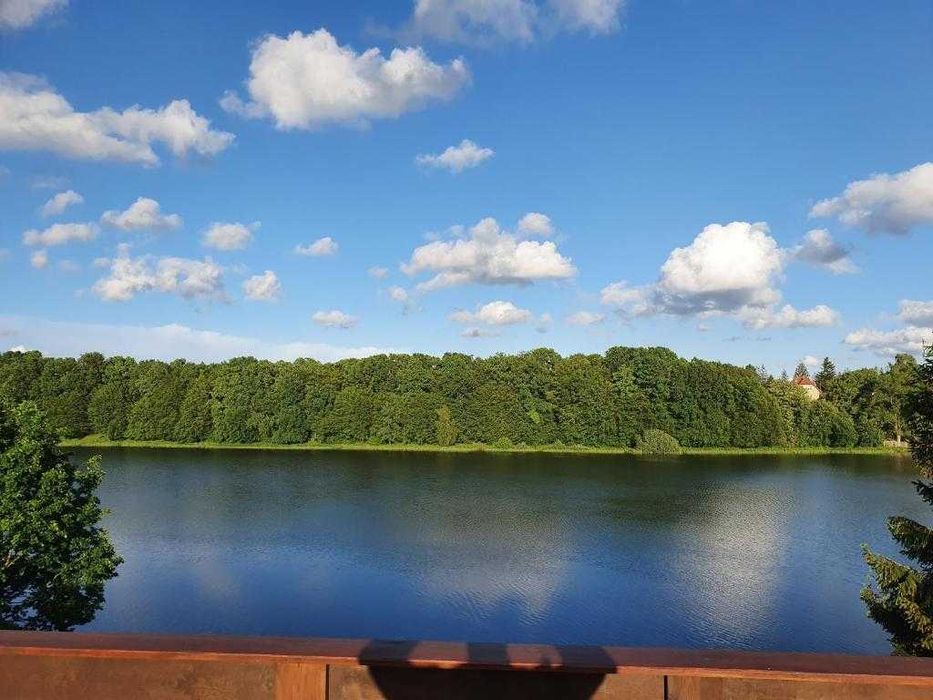 Domek nad jeziorem  z linią brzegowa . Trojmiasto