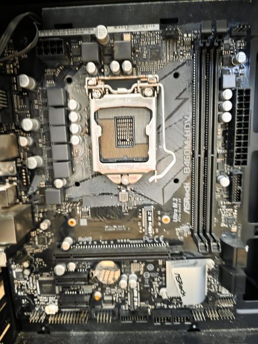 Caixa PC equipada com placa mãe (Asrock B460M-HDV)
