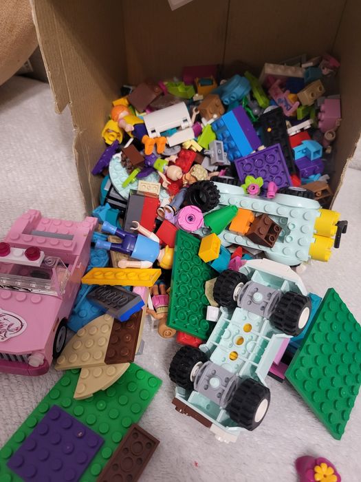 Kilka zestawów w jednym pudełku, spora ilość - kolcki Lego.