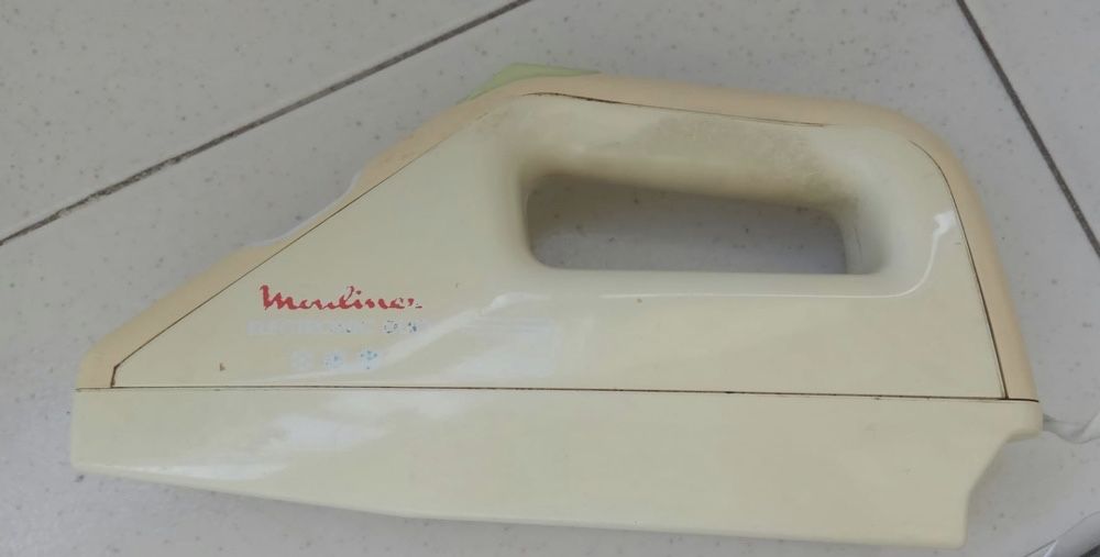 Serra eletrica de cozinha, Moulinex, avariada, para peças