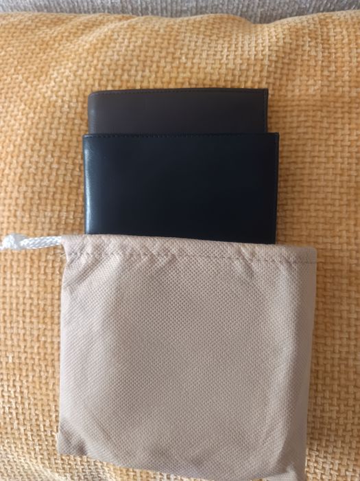 Carteiras  em pele castanha e preta ambas novas