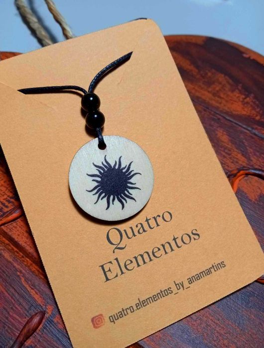 Colares "Sol" em rodela de madeira