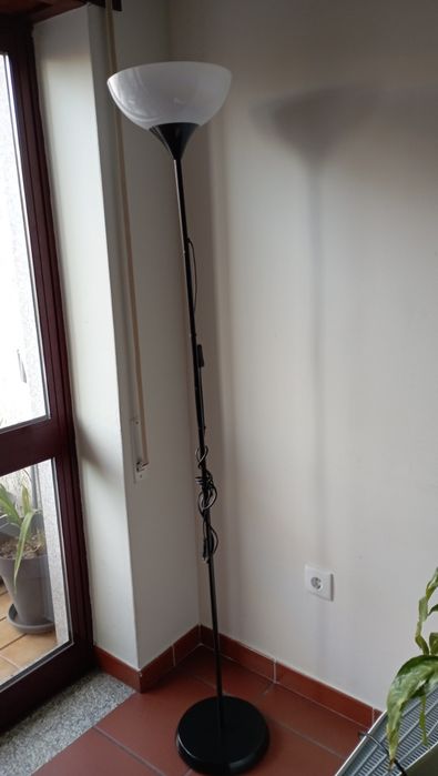 Candeeiro de pé preto e branco