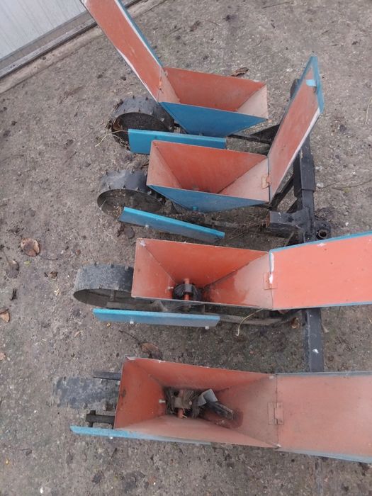 Продам підгортачі картоплі, сівалку,до мотоблока